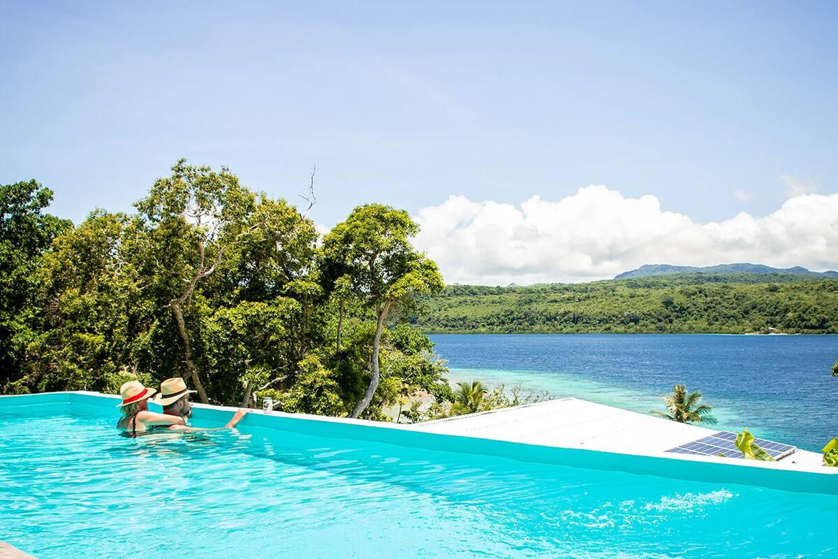 Una piscina con vistas a un lago y montañas.