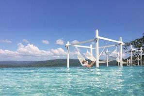 Praia particular, espreguiçadeiras, toalhas de praia
