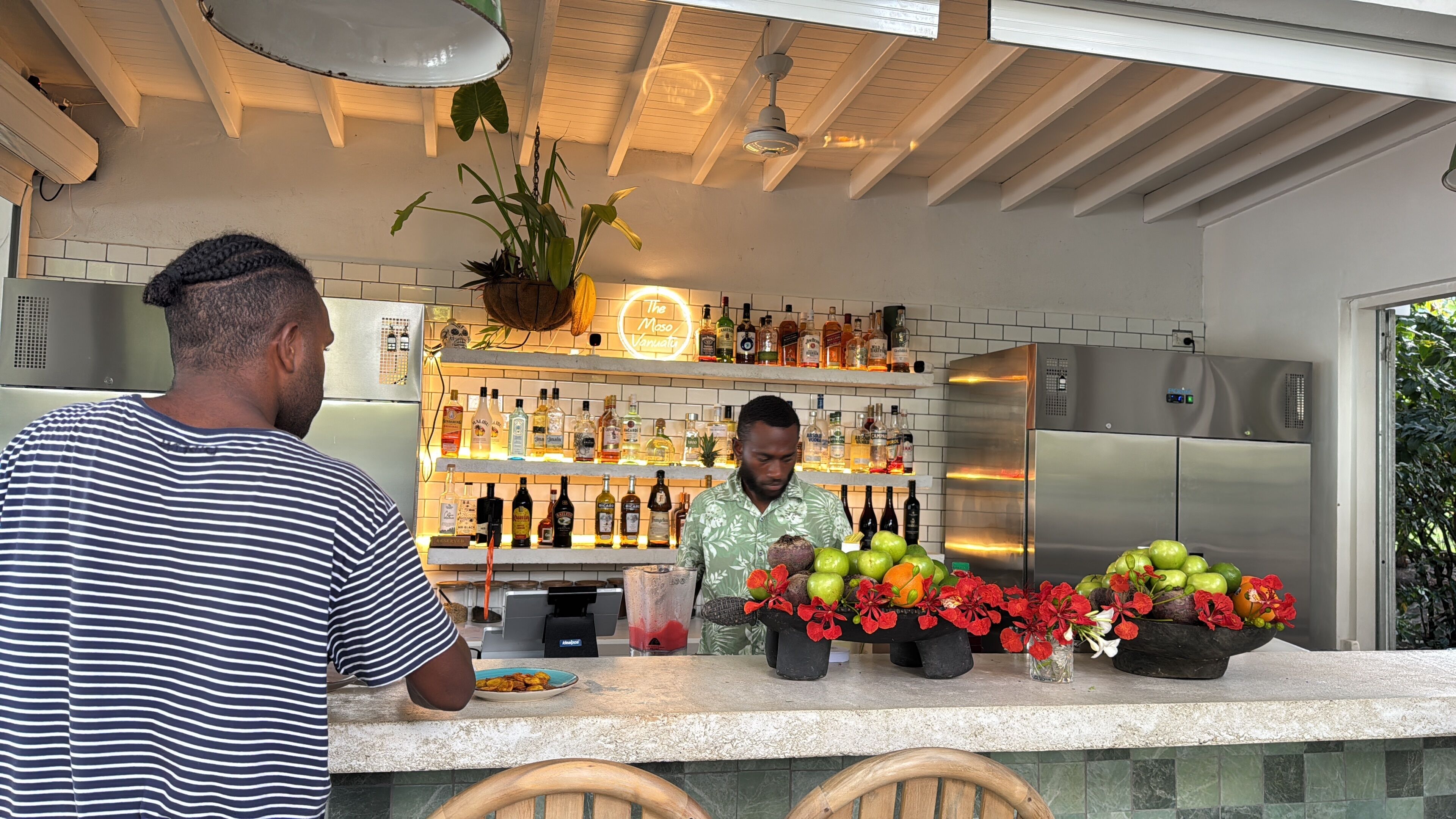 Serveert ontbijt, lunch en diner