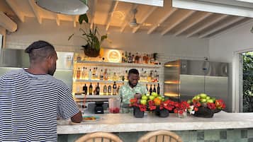 Serveert ontbijt, lunch en diner