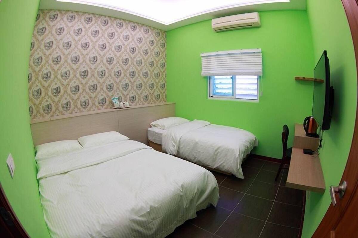 Habitación triple, baño compartido | Cortinas blackout y wifi gratis