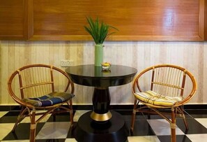 Studio | Makan di kamar