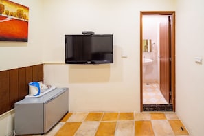 Double Room (1F) | Blackout drapes, free WiFi, bed sheets - Mong Shan Homestay (Hengchun)