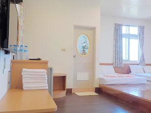 Family Room | Desk, blackout drapes, free WiFi, bed sheets - Qing Taoyuan Homestay (Hengchun)