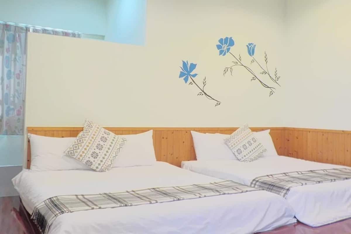 Habitación cuádruple estándar | Escritorio, cortinas opacas, wifi gratis y ropa de cama