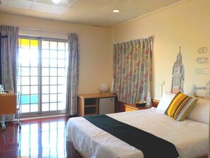 Kamar Double Standar (208) | Meja kerja, tirai kedap cahaya, Wi-Fi gratis, dan seprai linen