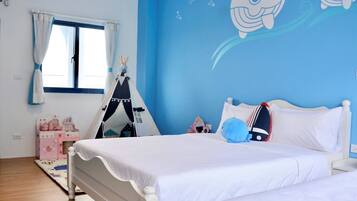 Un dormitorio con cama, una tienda de juegos y un mural en la pared.