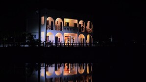 واجهة المنشأة - في المساء/الليل
