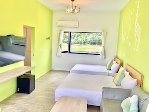 Muebles diferentes, cortinas blackout y camas plegables/adicionales 