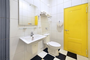Deluxe Quadruple Room | Bathroom
