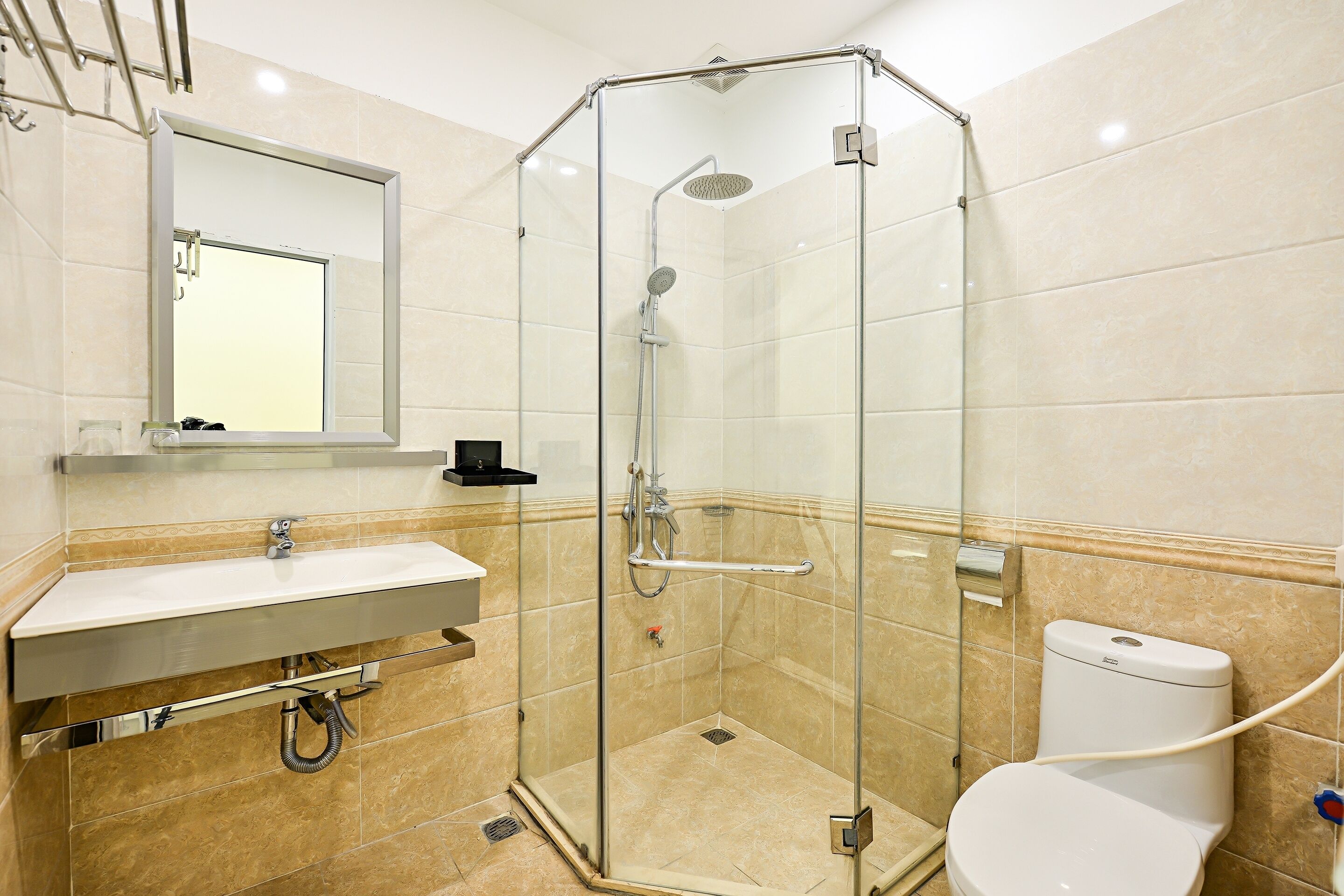 Shower, free toiletries, slippers, bidet