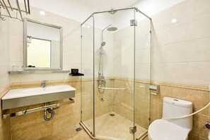Shower, perlengkapan mandi gratis, sandal, dan kloset