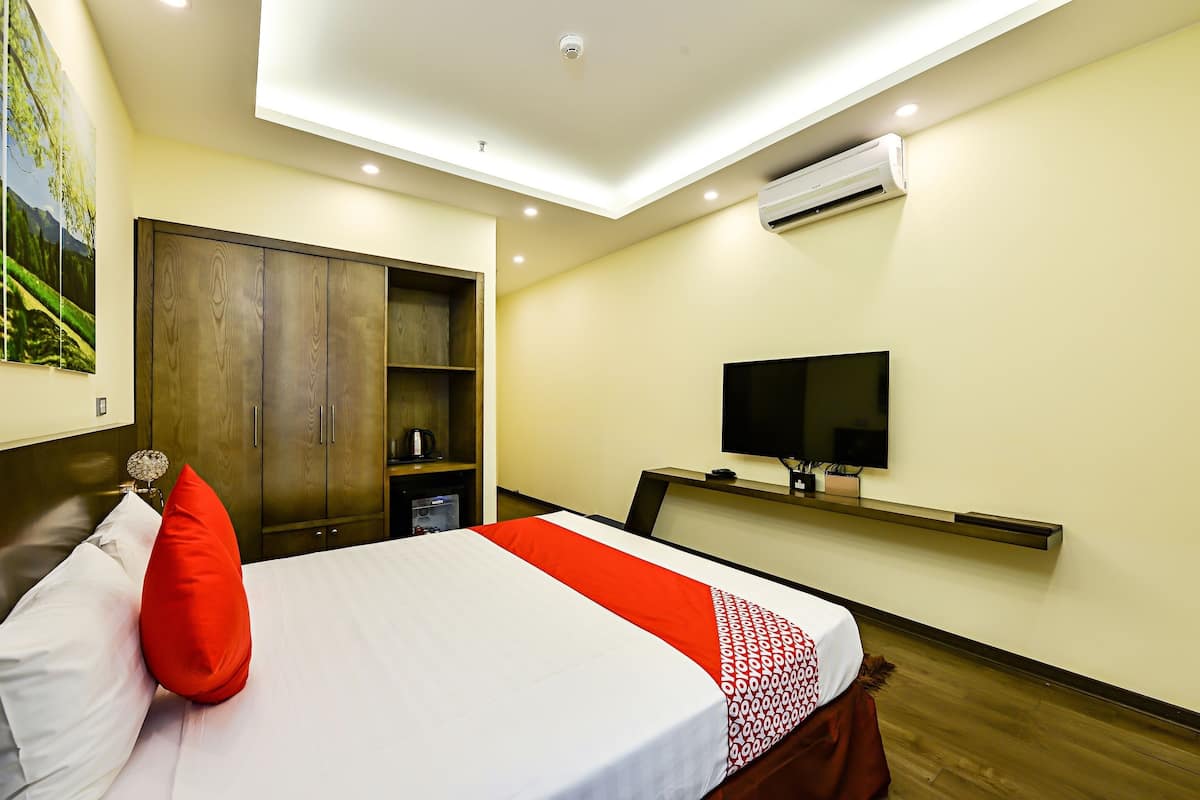 Minibar, desk, laptop workspace, soundproofing