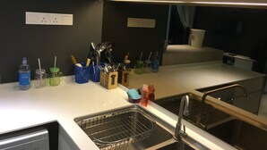 Deluxe Suite, Sea View | Private kitchenette