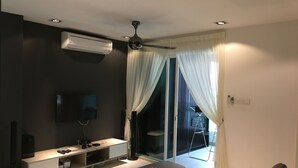 Deluxe Suite, Sea View | Living room