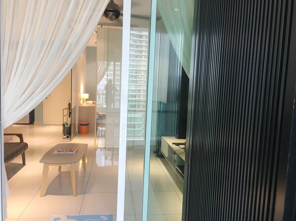 Living area - Mansion Deluxe Seaview Suite (George Town)