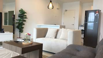 Deluxe Studio Suite | Living area | Flat-screen TV