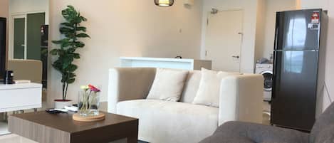 Deluxe Studio Suite | Living area | Flat-screen TV