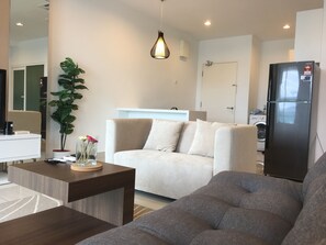 Deluxe Studio Suite | Living area | Flat-screen TV