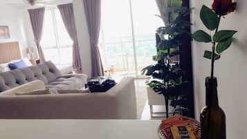 Deluxe Studio Suite | Ruang tamu | TV skrin rata