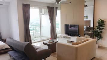 Deluxe Studio Suite | Ruang tamu | TV skrin rata