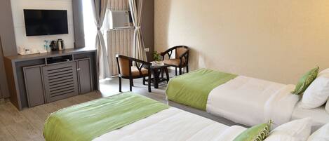 Habitación Deluxe doble, 1 cama doble | Escritorio, sistema de insonorización, camas supletorias y wifi gratis