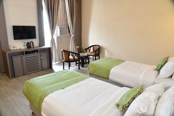 Deluxe Double Room, 1 Double Bed | Desk, soundproofing, rollaway beds (surcharge), WiFi (free)