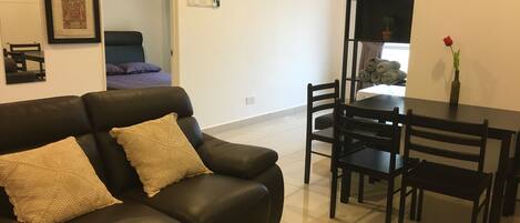 スタジオ 1 ベッドルーム | リビングルーム | 薄型テレビ