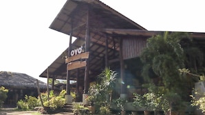 Ein Gebäude mit einer überdachten Veranda und einem Schild mit der Aufschrift 'OYO'.