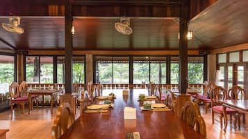 Phục vụ bữa sáng, bữa trưa, bữa tối, món địa phương và quốc tế