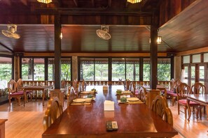 Reggeli, ebéd és vacsora, helyi és nemzetközi