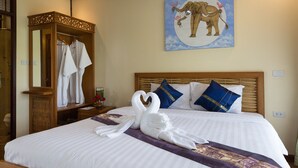 Deluxe Double Room with River View | Minibar, safe på rommet og strykejern/-brett
