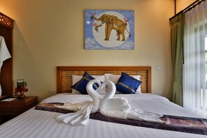 Deluxe Double Room with River View | Minibar, una cassaforte in camera, ferro/asse da stiro