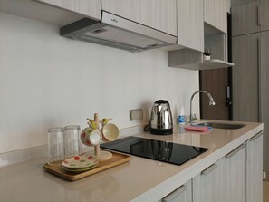 Comfort Apartment, 1 Bedroom, Pool View | Private kitchenette | Full-size fridge, microwave, stovetop, electric kettle