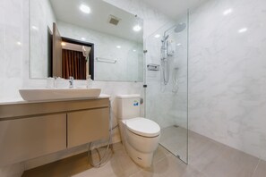 Deluxe Apartment | Bathroom | Free toiletries, hair dryer, towels - The Prio Condo by Loto (Chiang Mai)