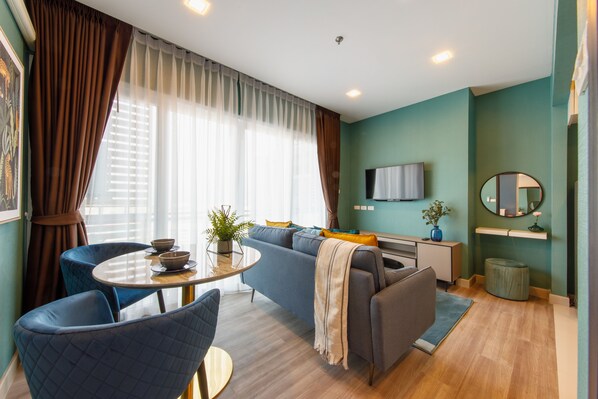 Deluxe-Apartment | Wohnbereich | LCD-Fernseher