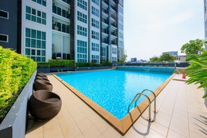 Outdoor pool - The Prio Condo by Loto (Chiang Mai)