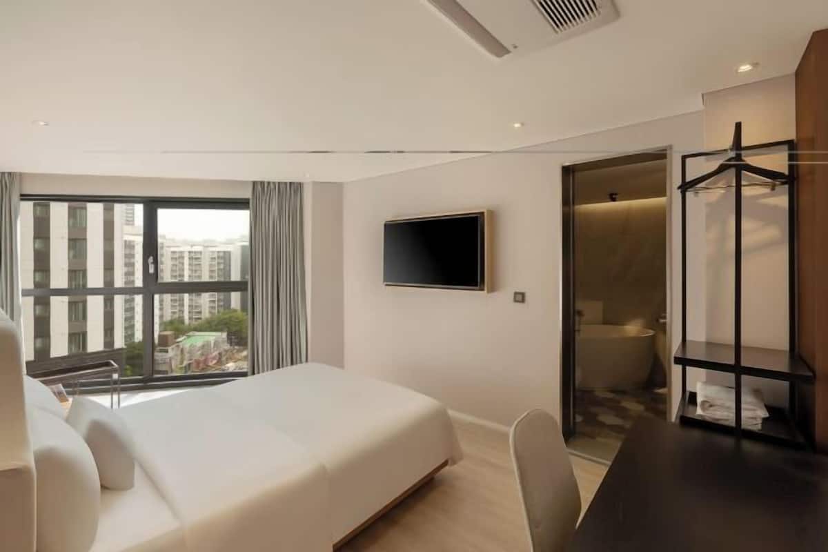 1 bedroom, in-room safe, desk, laptop workspace