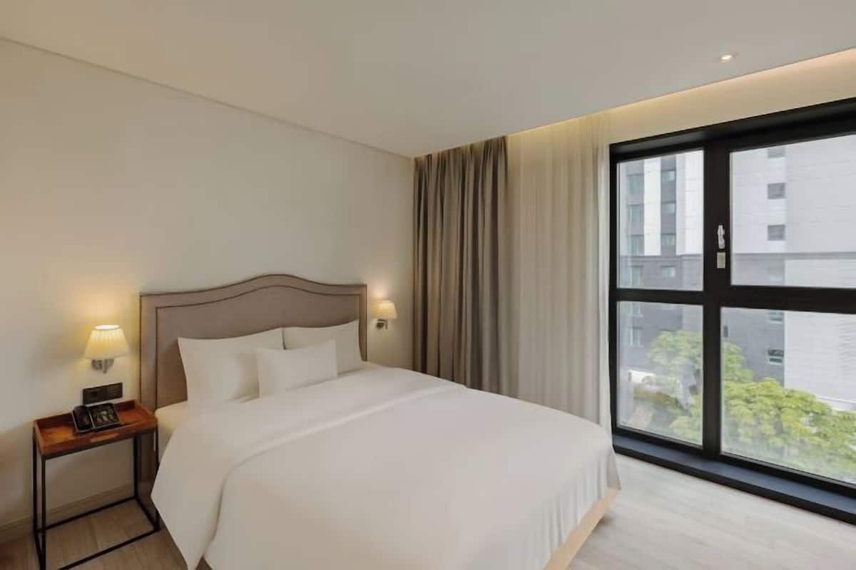 1 bedroom, in-room safe, desk, laptop workspace