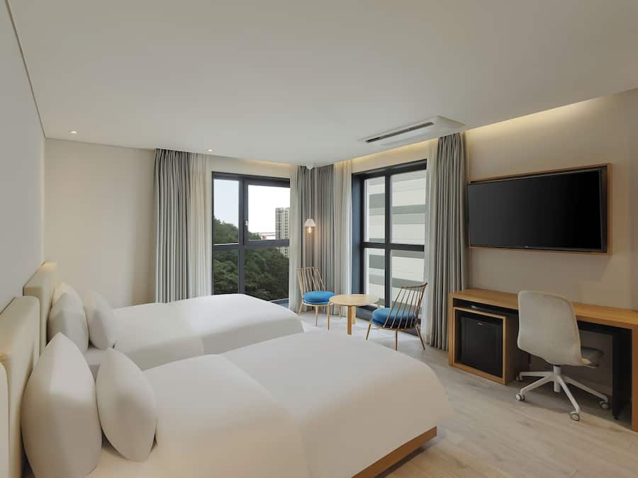 Royal Family Twin Room | In-room safe, desk, laptop workspace, blackout drapes