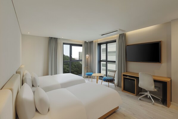 Royal Family Twin Room | 1 bedroom, in-room safe, desk, laptop workspace