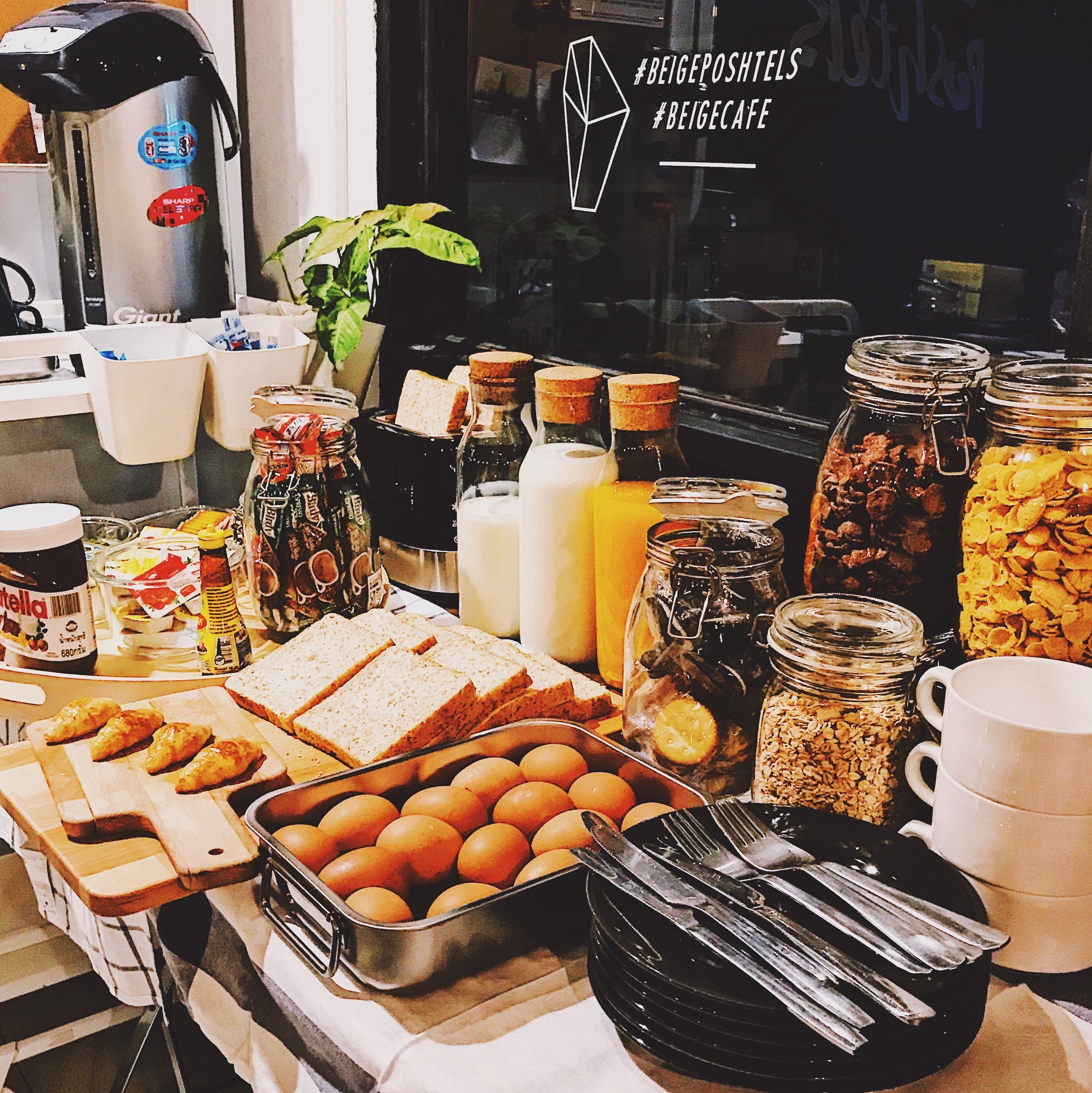 Foto - Beige Poshtels + Netflix