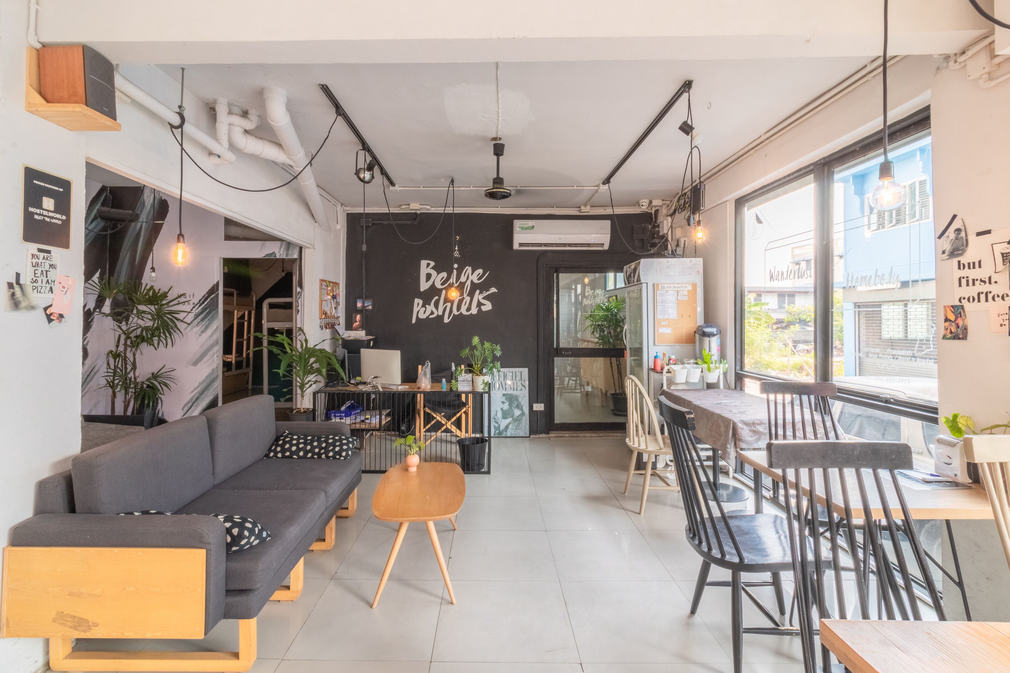 Foto - Beige Poshtels + Netflix