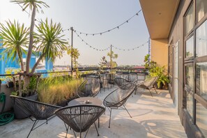 Terrace/patio - Beige Poshtels - Hostel (Bangkok)