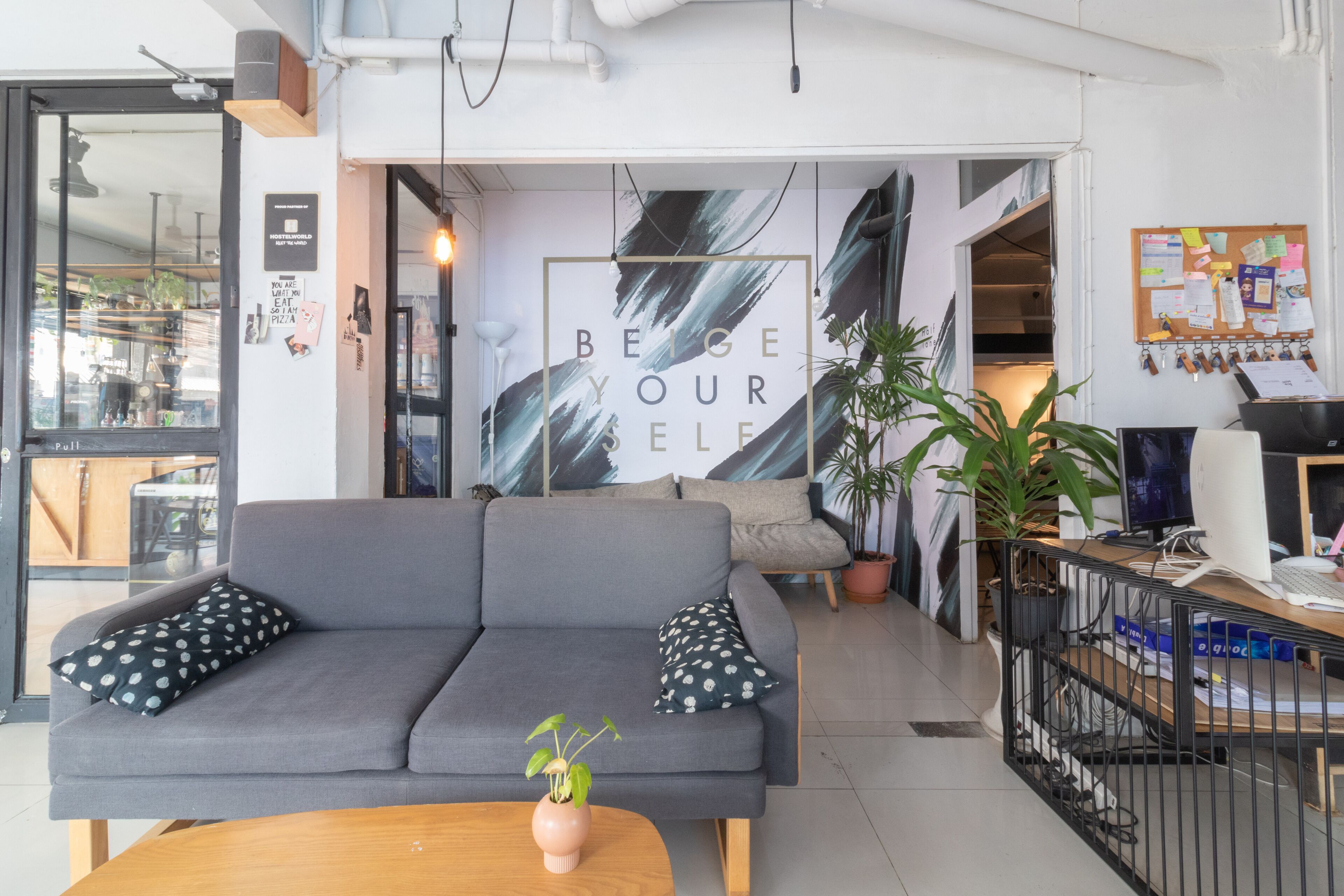 Foto - Beige Poshtels + Netflix