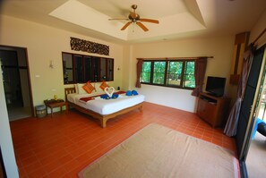 3 bedrooms, in-room safe, desk, iron/ironing board - Khao Tong Villa at Melina (Krabi)