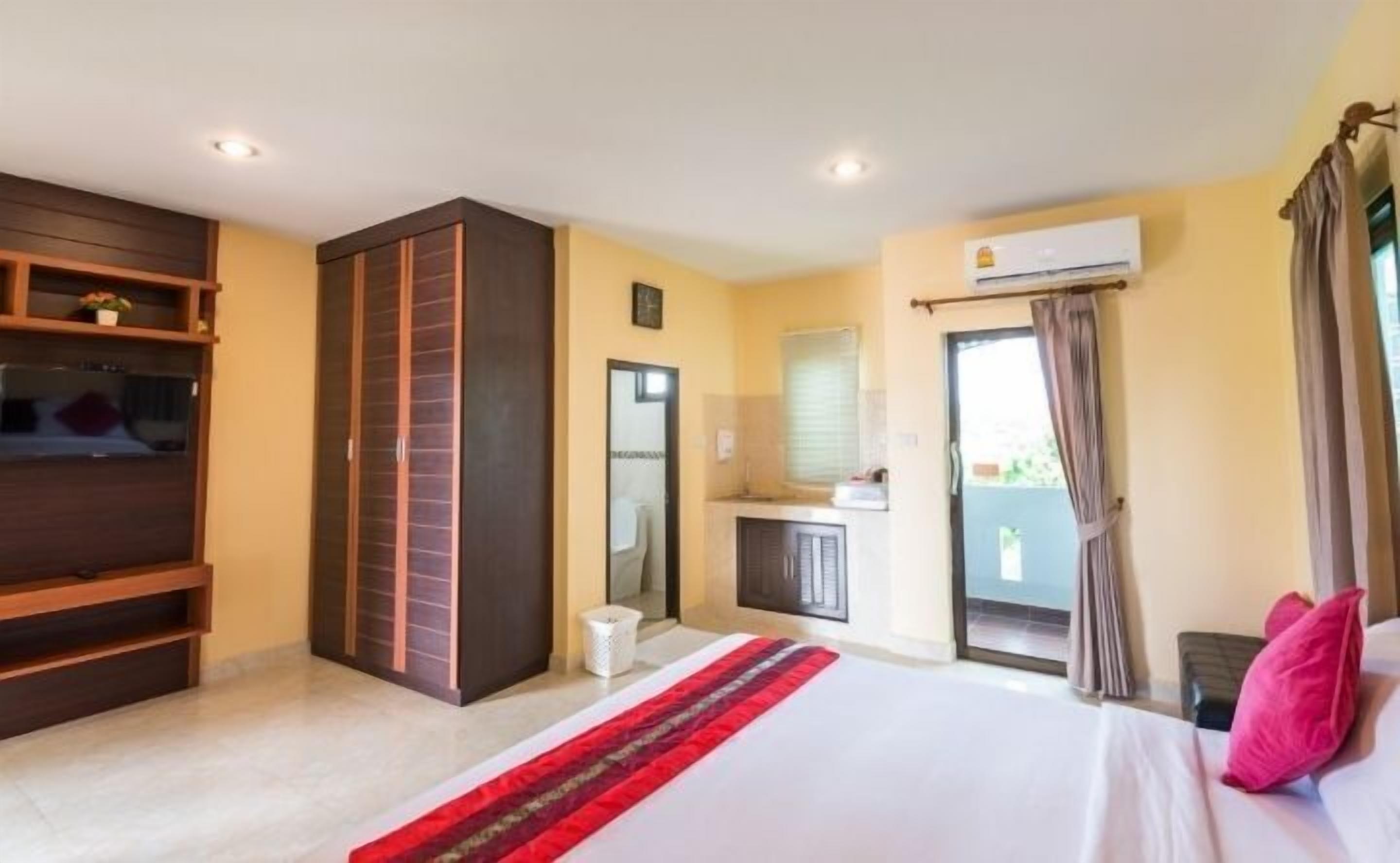 double room | individually decorated, blackout curtains, free wifi, bed sheets