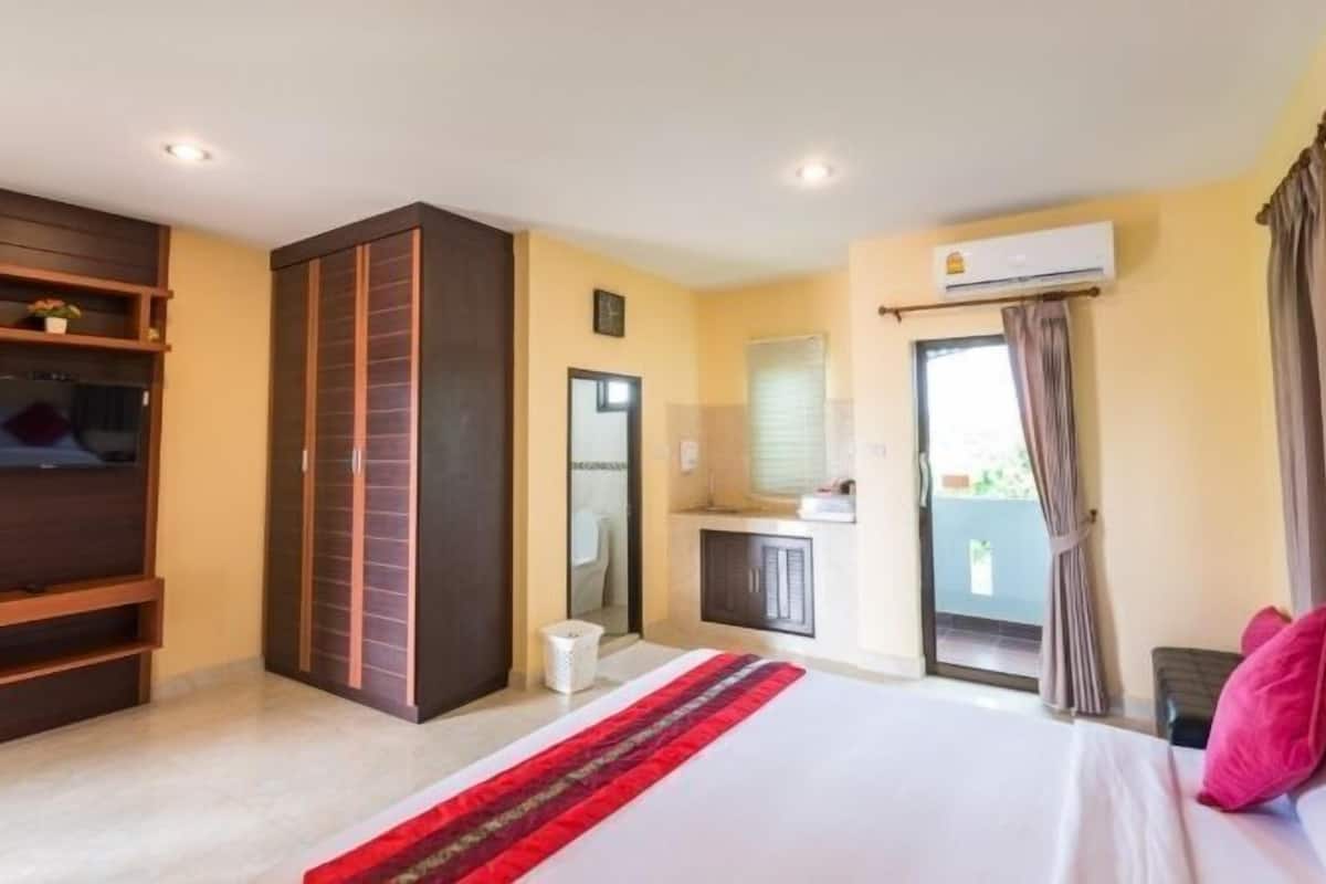 double room | individually decorated, blackout curtains, free wifi, bed sheets