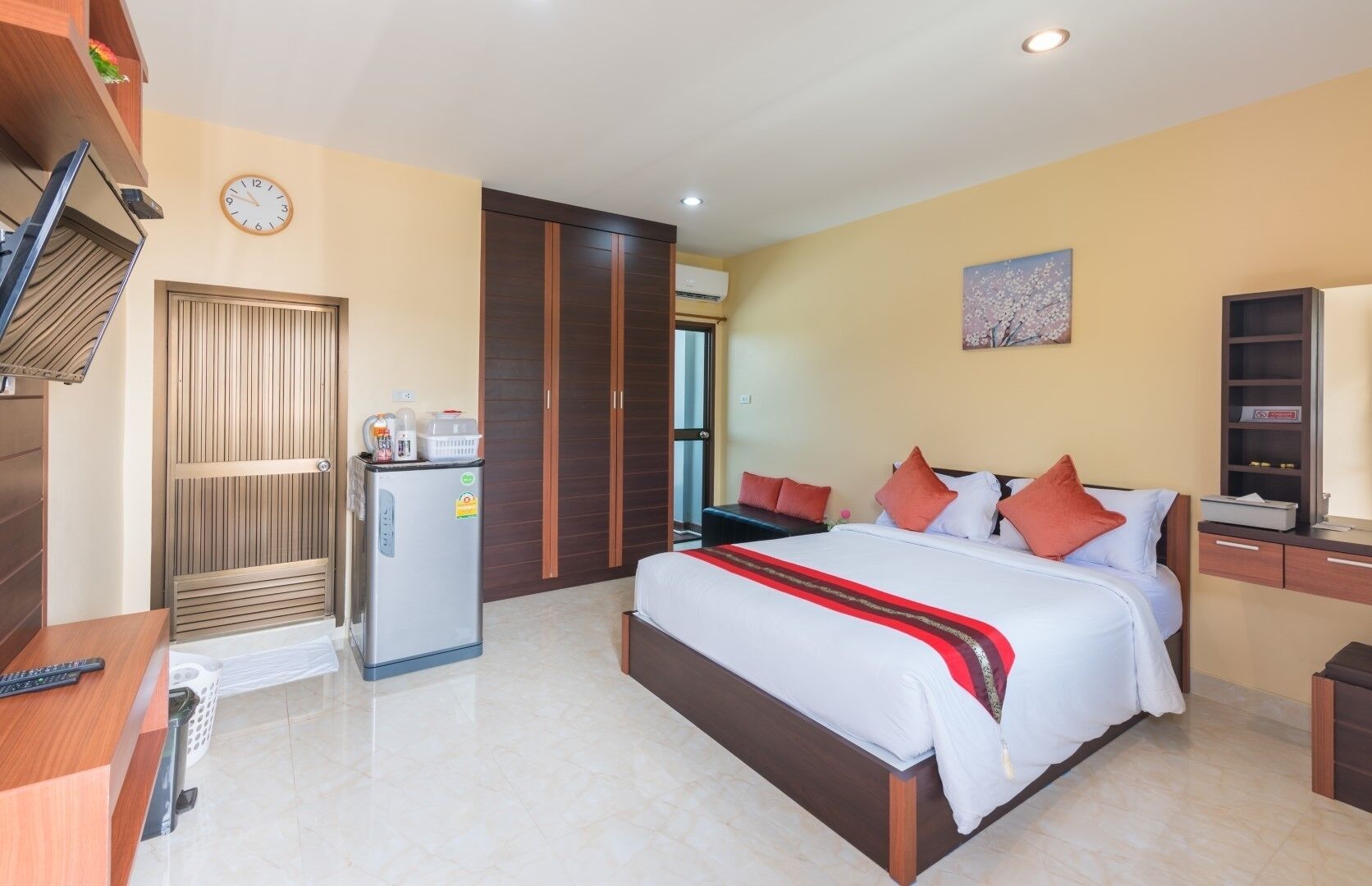 studio | individually decorated, blackout curtains, free wifi, bed sheets