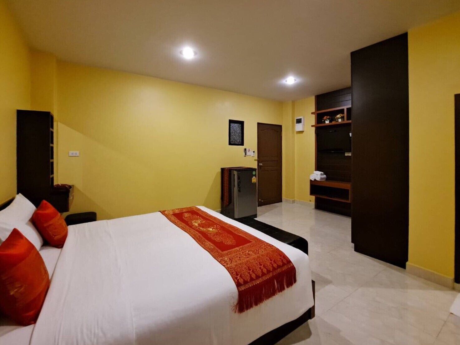 double room | individually decorated, blackout curtains, free wifi, bed sheets